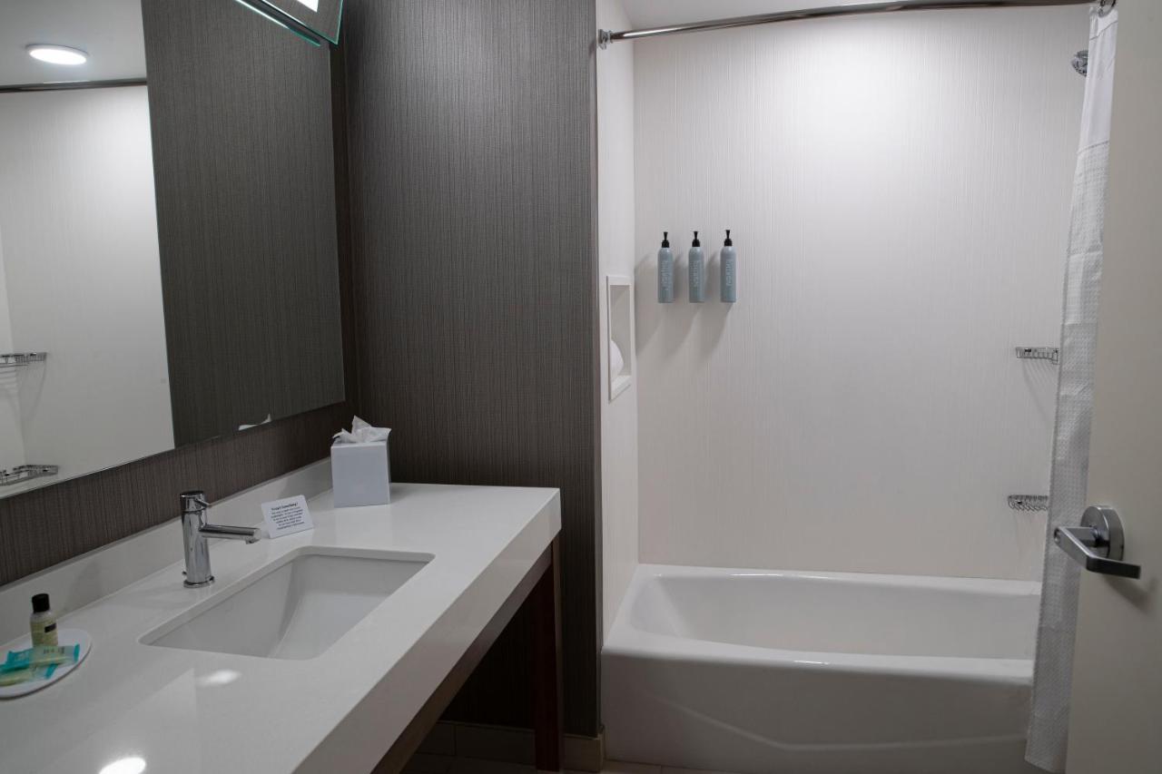 Courtyard By Marriott Nanaimo Hotel Bagian luar foto
