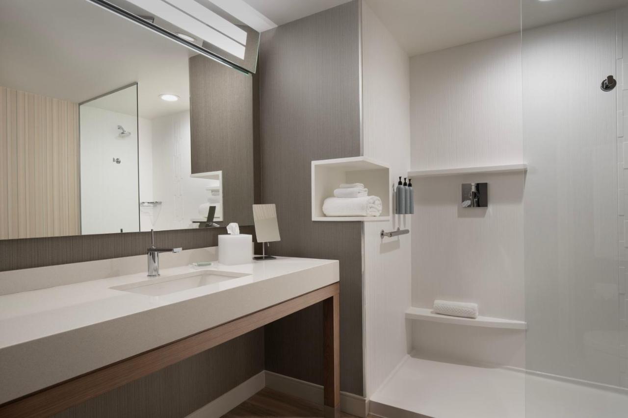 Courtyard By Marriott Nanaimo Hotel Bagian luar foto